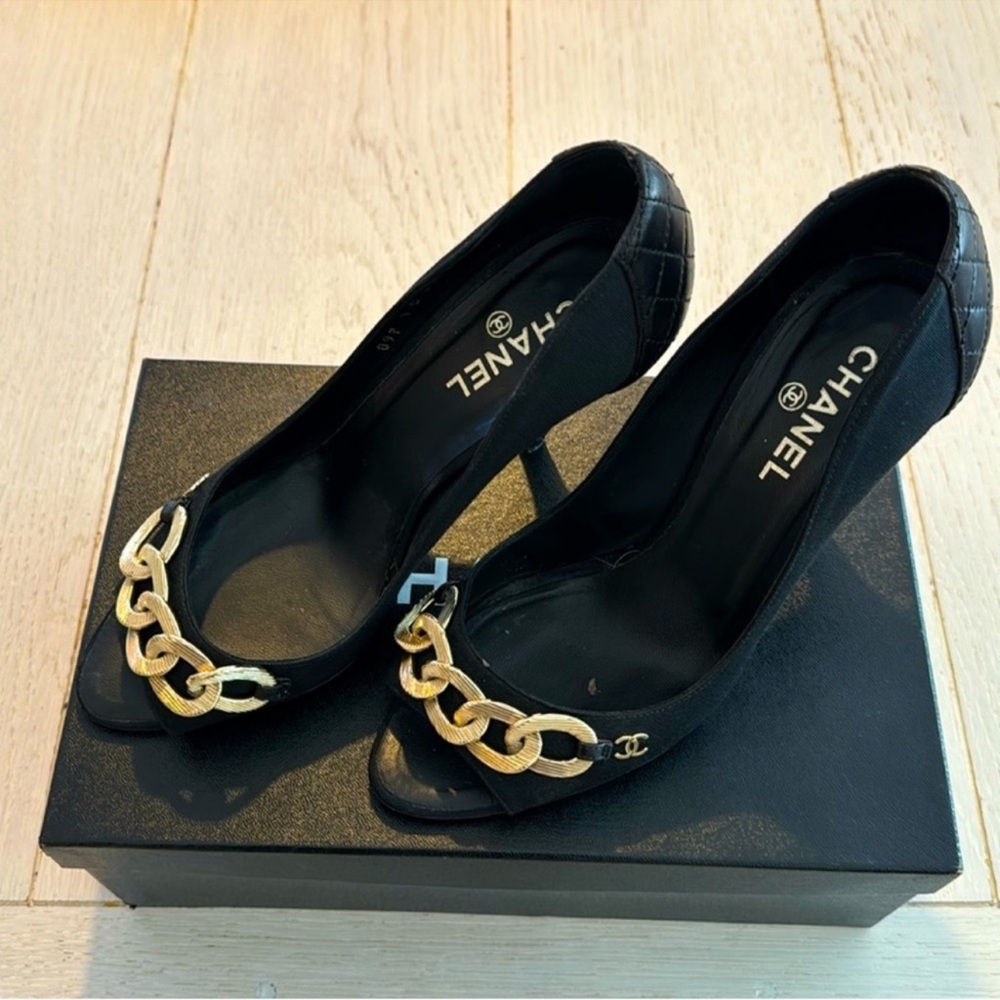 CHANEL Elegant Black Peep-Toe Heels with Gold Chain and CC Charm - Picture 3 of 14
